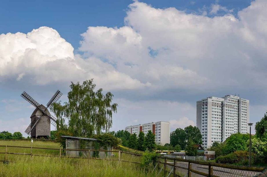 Bockwindmühle und Plattenbauten im Berliner Bezirk Marzahn