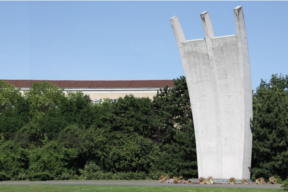 Das als Hungerharke bezeichnete Luftbrückendenkmal am Flughafen Tempelhof