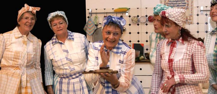 Die Theatergruppe Spätzünder mit ihrem Programm „Eine Frau wird erst schön in der Küche“