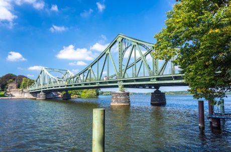 Glienicker Brücke über die Havel zwischen Berlin und Brandenburg.