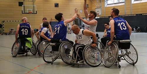 Rollstuhlbasketballer in der Sporthalle beim Spielen