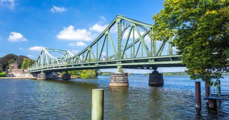 Glienicker Brücke an der Grenze zwischen Berlin Wannsee und Potsdam
