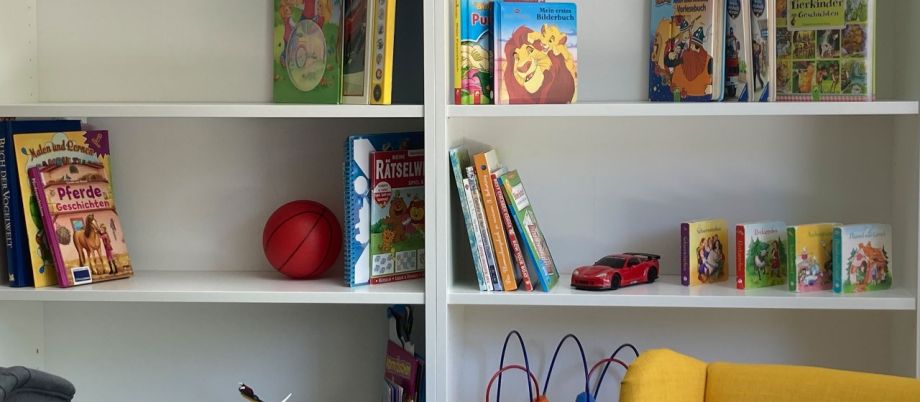 Bücherregal mit Kinderbüchern