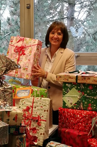 Sparkassenmitarbeiterin Birgit Bonfig übergibt Weihnachtsgeschenke an bedürftige Kinder