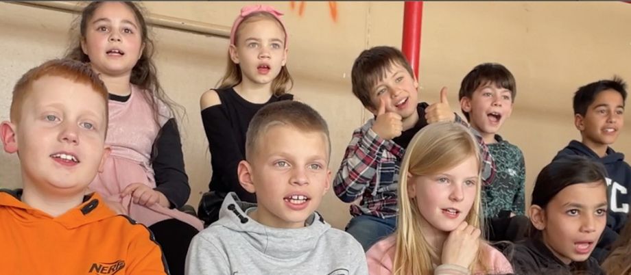 Schülerinnen und Schüler der Möwensee Grundschule bei einer Probe zum Sing Along der Komischen Oper Berlin