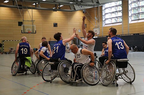 Rollstuhlbasketballer in der Sporthalle beim Spielen