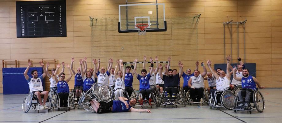 Eine Rollstuhlbasketballmannschaft jubelt