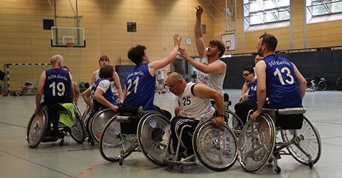 Eine Rollstuhlbasketballmannschaft jubelt