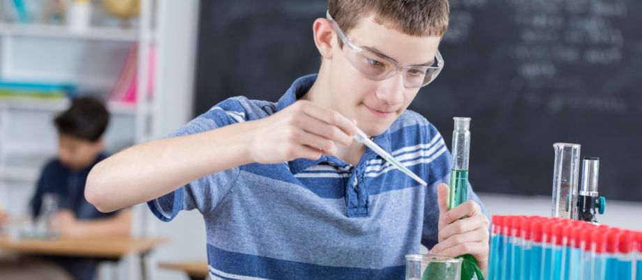 Ein junger Mann experimentiert in einem Chemielabor
