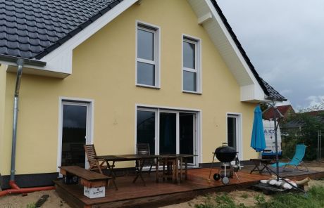 Für Familie Neumann ist der Hausbau auch nach dem Bauabschluss noch nicht vorbei – nun stehen Terrasse, Außenanlagen & Co. auf dem Programm.