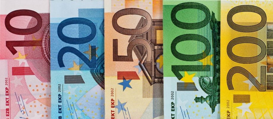Eurobanknoten von 10, 20, 50, 100 und 200 Euro nebeneinander