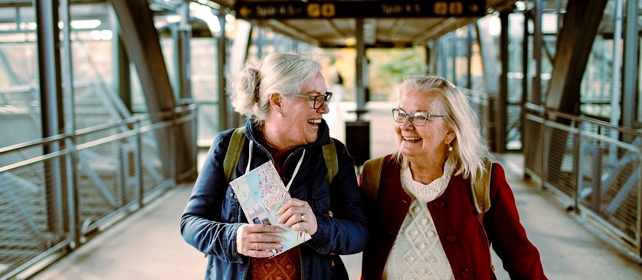 Reisen im Ruhestand: Zwei ältere, befreundete Damen starten vom Flughafen aus in einen gemeinsamen Urlaub.