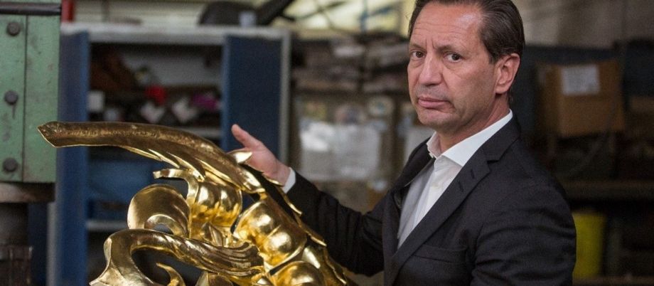 Geschäftsführer Stefan Fittkau hält ein für die Kuppellaterne des Berliner Schlosses rekonstruiertes goldenes Element in den Händen