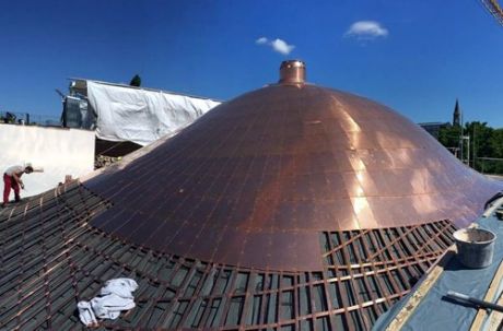 Die PAUSE Dachdecker - Maurer GmbH setzte die Vorgaben für diese schwungvolle Dachkonstruktion des Agenturchefs von Matt um.