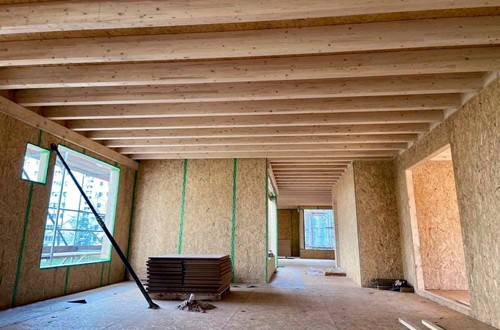 Die PAUSE Dachdecker - Maurer GmbH aus Köpenick errichtet Schulen und Kitas komplett aus Holz. 