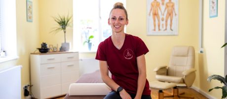 Druck ausüben für´s Wohlbefinden – Susann Flieger arbeitet in Ihrer Praxis mit Massage und Akupressur  