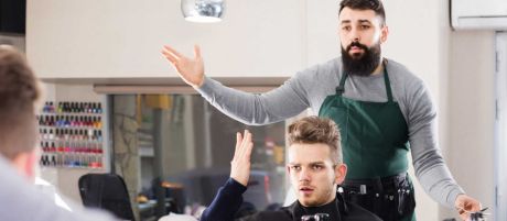 Friseur streitet mit einem Kunden